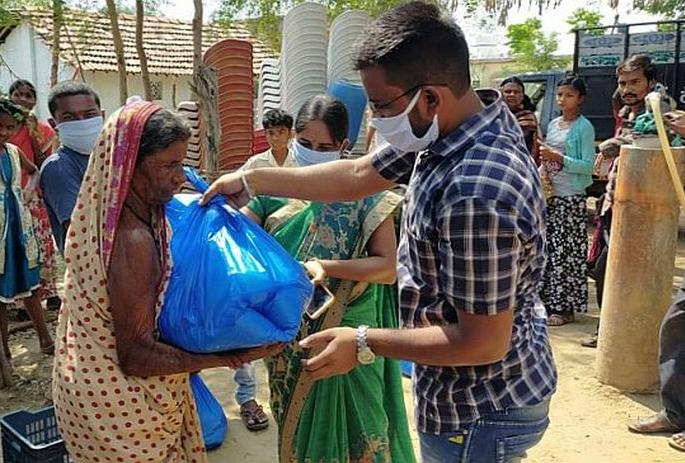 Wife of Shahid Jawan helps those in need of Gadchiroli | गडचिरोलीतीली गरजूंच्या मदतीसाठी वीरपत्नीची धडपड Wife of Shahid Jawan helps those in need of Gadchiroli | गडचिरोलीतीली गरजूंच्या मदतीसाठी वीरपत्नीची धडपड