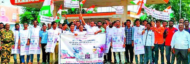 Youth Congress street against petrol price hike | पेट्रोल दरवाढीविरोधात युवक काँग्रेस रस्त्यावर Youth Congress street against petrol price hike | पेट्रोल दरवाढीविरोधात युवक काँग्रेस रस्त्यावर