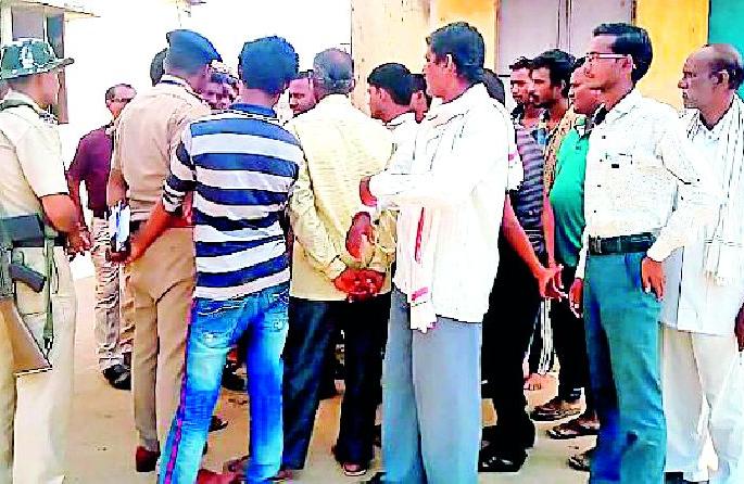 Clutter fired at Adpalli and Visapur center | Lok Sabha Election 2019; अडपल्ली व विसापूर केंद्रावर उडाला गोंधळ