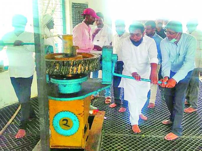 The water of the reservoir was released on the day of Regadi | रोवणी खोळंबल्याने सोडले रेगडीच्या दिना जलाशयाचे पाणी The water of the reservoir was released on the day of Regadi | रोवणी खोळंबल्याने सोडले रेगडीच्या दिना जलाशयाचे पाणी