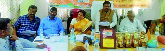 MPs review the work of the Municipal Council | खासदारांनी घेतला नगर परिषदेच्या कामांचा आढावा MPs review the work of the Municipal Council | खासदारांनी घेतला नगर परिषदेच्या कामांचा आढावा