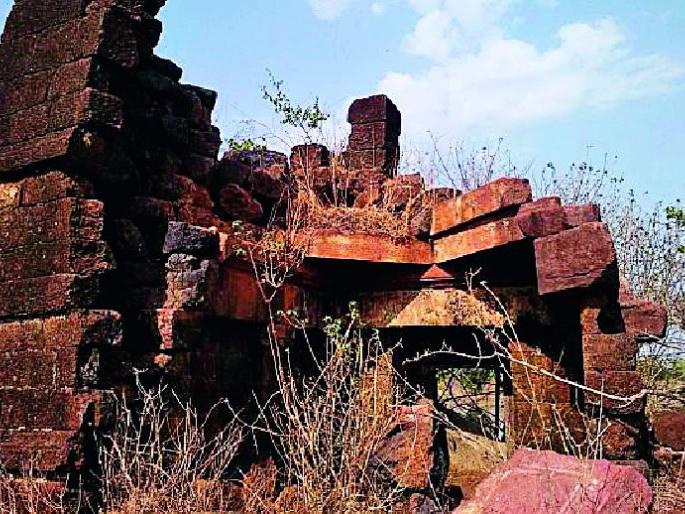 Devastated temple of Vairagad destroyed | वैरागडातील हेमांडपंथी मंदिर उद्ध्वस्त Devastated temple of Vairagad destroyed | वैरागडातील हेमांडपंथी मंदिर उद्ध्वस्त