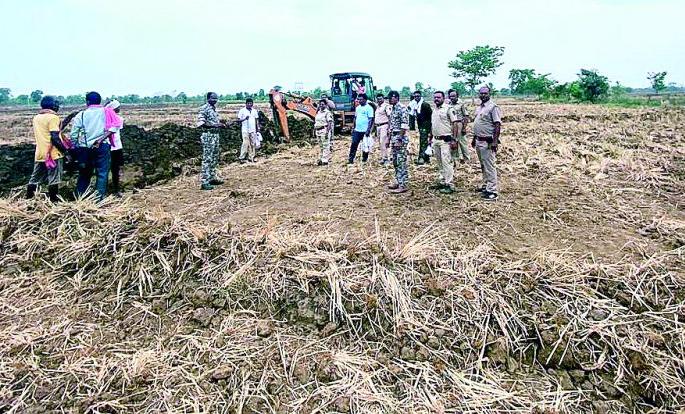 Encroachment on 13 hectares removed by Forest Department | वनविभागाने काढले १३ हेक्टरवरील अतिक्रमण Encroachment on 13 hectares removed by Forest Department | वनविभागाने काढले १३ हेक्टरवरील अतिक्रमण