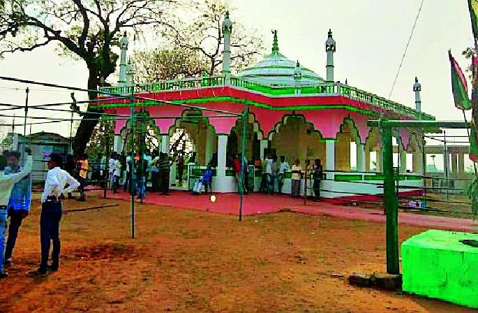 Corona's fears over traditional Urs in Sironcha | सिरोंचातील पारंपरिक उर्सवर कोरोनाच्या भीतीचे सावट Corona's fears over traditional Urs in Sironcha | सिरोंचातील पारंपरिक उर्सवर कोरोनाच्या भीतीचे सावट