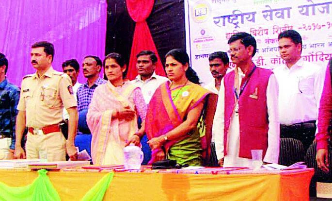 Volunteer dedicated to Swachh Bharat Abhiyan | स्वयंसेवक स्वच्छ भारत अभियानासाठी समर्पित Volunteer dedicated to Swachh Bharat Abhiyan | स्वयंसेवक स्वच्छ भारत अभियानासाठी समर्पित