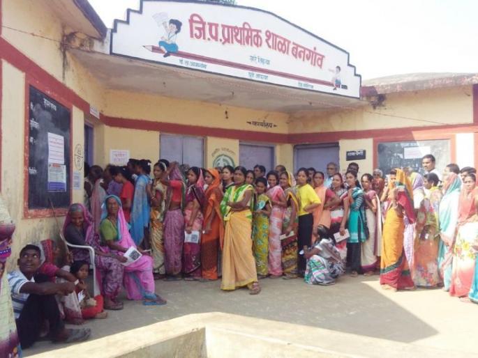 Lok Sabha Election 2019; Failure of EVM on 17 polling stations in Gondia district | Lok Sabha Election 2019; गोंदिया जिल्ह्यात १७ मतदान केंद्रावरील ईव्हीएममध्ये बिघाड Lok Sabha Election 2019; Failure of EVM on 17 polling stations in Gondia district | Lok Sabha Election 2019; गोंदिया जिल्ह्यात १७ मतदान केंद्रावरील ईव्हीएममध्ये बिघाड