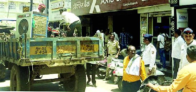 Encroachment in the city destroyed in the next day | दुसऱ्या दिवशीही हटविले शहरातील अतिक्रमण Encroachment in the city destroyed in the next day | दुसऱ्या दिवशीही हटविले शहरातील अतिक्रमण