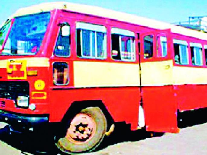 Irregular buses hit commuters with students | अनियमित बसगाड्यांमुळे विद्यार्थिनींसह प्रवाशांना फटका Irregular buses hit commuters with students | अनियमित बसगाड्यांमुळे विद्यार्थिनींसह प्रवाशांना फटका