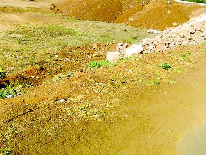 An attempt to revive a hundred years old bottle | शंभर वर्षे जुनी बोडी बुजविण्याचा प्रयत्न An attempt to revive a hundred years old bottle | शंभर वर्षे जुनी बोडी बुजविण्याचा प्रयत्न