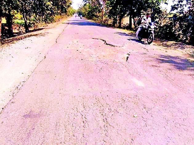 Ganesh Nawi on the vehicles | गणेश नाल्यावर वाहनांवर दगडफेक Ganesh Nawi on the vehicles | गणेश नाल्यावर वाहनांवर दगडफेक