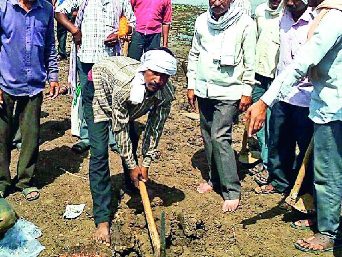 Construction of pond through public participation | लोकसहभागातून तलावाचे बांधकाम