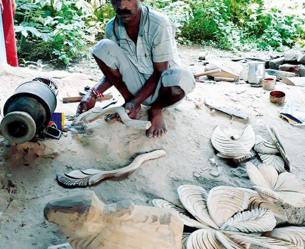 The village of Nimba became the corner of the bracket | निंबा गाव बनले काष्ठकलेचे माहेरघर