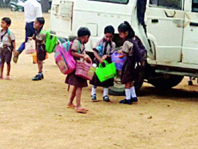 Small vehicles do not have a school bus license now | आता छोट्या वाहनांना स्कूल बस परवाना नाही Small vehicles do not have a school bus license now | आता छोट्या वाहनांना स्कूल बस परवाना नाही