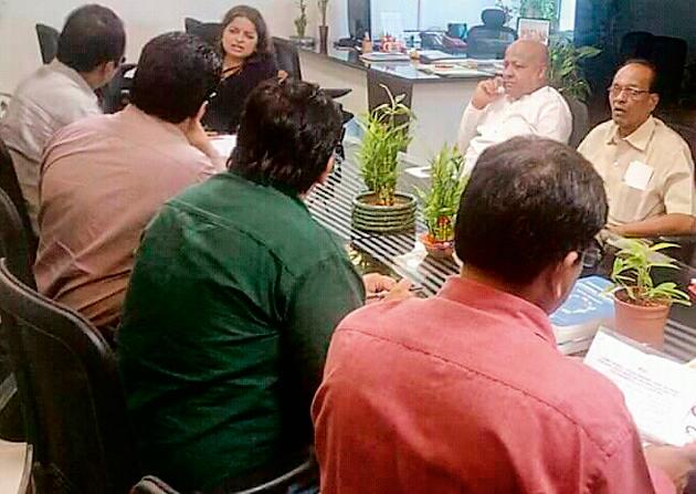 Fate of the wages of the wages of the wages is fruitful | रोजंदारी कर्मचाºयांचे नशीब फळफळले Fate of the wages of the wages of the wages is fruitful | रोजंदारी कर्मचाºयांचे नशीब फळफळले