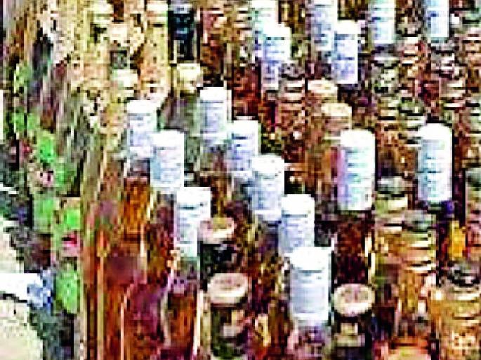 Look at the liquor smuggled from the train | रेल्वेतून होणाऱ्या दारू तस्करीवर करडी नजर Look at the liquor smuggled from the train | रेल्वेतून होणाऱ्या दारू तस्करीवर करडी नजर