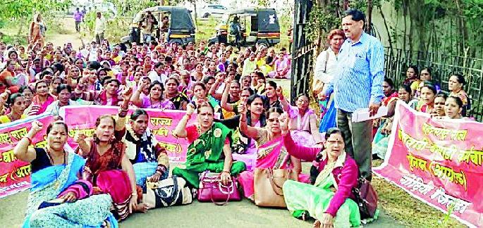 A frontal attack on the District Collector's office in Anganwadi | अंगणवाडी कर्मचाऱ्यांचा जिल्हाधिकारी कार्यालयावर मोर्चा