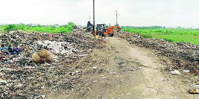 Mokshadham became a 'dumping yard' | मोक्षधाम बनले ‘डम्पिंग यार्ड’ Mokshadham became a 'dumping yard' | मोक्षधाम बनले ‘डम्पिंग यार्ड’
