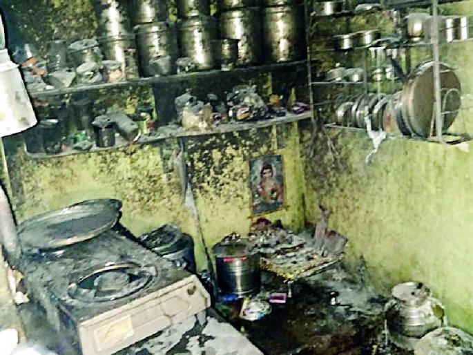 Police fired at the quarter | पोलीस क्वार्टरला लागली आग Police fired at the quarter | पोलीस क्वार्टरला लागली आग