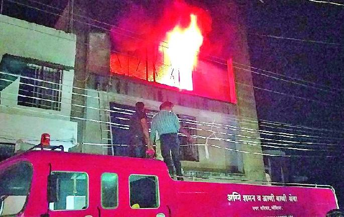 Large amount of damage to the fire | आगीत मोठ्या प्रमाणात नुकसान Large amount of damage to the fire | आगीत मोठ्या प्रमाणात नुकसान