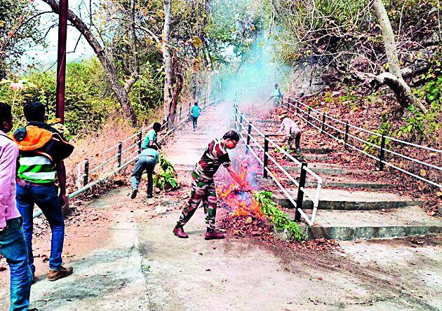 Pratapgad hill cleaning campaign | प्रतापगड पहाडीवर स्वच्छता अभियान Pratapgad hill cleaning campaign | प्रतापगड पहाडीवर स्वच्छता अभियान
