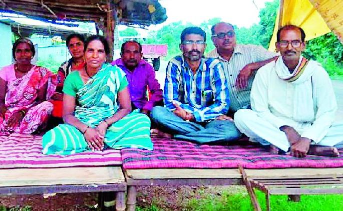 The widow's fasting fasting | विधवा महिलेचे आमरण उपोषण The widow's fasting fasting | विधवा महिलेचे आमरण उपोषण