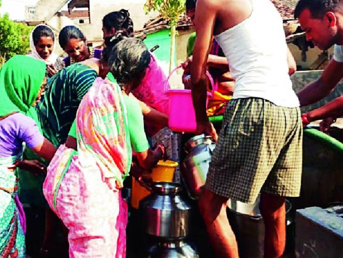 Rapid water shortage at Powaryatola | पोवारीटोला येथे तीव्र पाणीटंचाई Rapid water shortage at Powaryatola | पोवारीटोला येथे तीव्र पाणीटंचाई