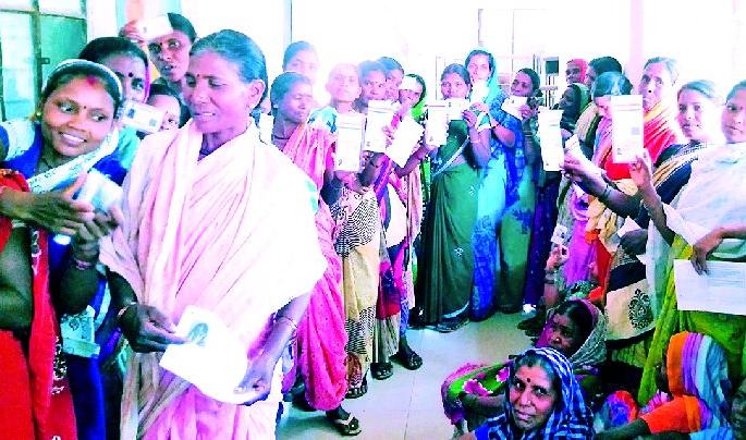 Lok Sabha Election 2019; 70 percent voting in 41 degree temperature | Lok Sabha Election 2019; ४१ अंश तापमानात ७० टक्के मतदान Lok Sabha Election 2019; 70 percent voting in 41 degree temperature | Lok Sabha Election 2019; ४१ अंश तापमानात ७० टक्के मतदान