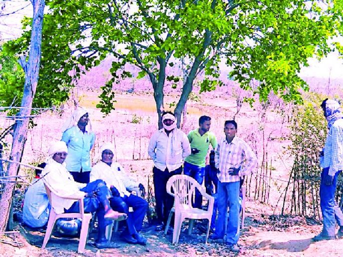 Lok Sabha Election 2019; Officers in the shade and voters in the sun | Lok Sabha Election 2019; अधिकारी सावलीत अन् मतदार उन्हात Lok Sabha Election 2019; Officers in the shade and voters in the sun | Lok Sabha Election 2019; अधिकारी सावलीत अन् मतदार उन्हात