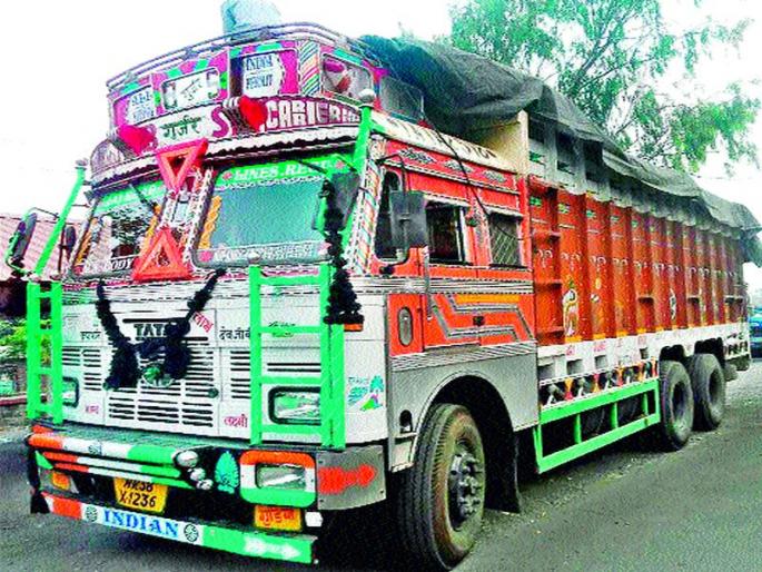 Seized gutka worth Rs | अठरा लाख रुपयांचा गुटखा जप्त Seized gutka worth Rs | अठरा लाख रुपयांचा गुटखा जप्त