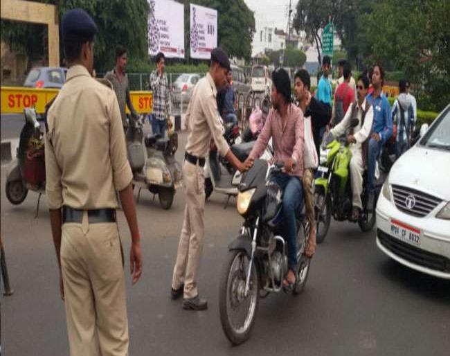 Police forgot helmets forced to fall | पोलीसांना पडला हेल्मेट सक्तीचा विसर