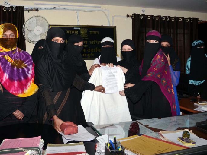 Request to the sub-office chair | उपजिल्हाधिका-यांच्या खुर्चीला निवेदन Request to the sub-office chair | उपजिल्हाधिका-यांच्या खुर्चीला निवेदन