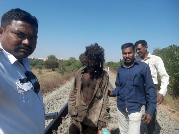 The life of an innocent person saved by police | जीवाची बाजी लावून वाचविले भोळसर व्यक्तीचे प्राण