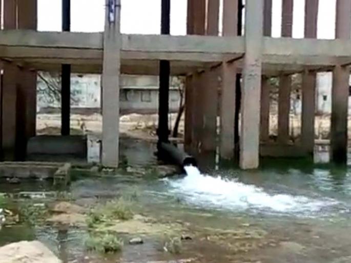 Due to ignorance thousands of liters of wastewater wasted in Hingoli | दुर्लक्षामुळे हिंगोलीत हजारो लिटर पाण्याचा अपव्यय Due to ignorance thousands of liters of wastewater wasted in Hingoli | दुर्लक्षामुळे हिंगोलीत हजारो लिटर पाण्याचा अपव्यय