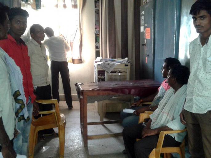 Farmers returning empty handed | अन् रिकाम्या हाती परतले शेतकरी Farmers returning empty handed | अन् रिकाम्या हाती परतले शेतकरी