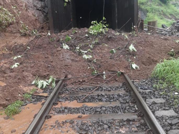 Soil debris on the railway track in Kasara Ghat | कसारा घाटात रेल्वे रुळावर मातीचा ढिगारा Soil debris on the railway track in Kasara Ghat | कसारा घाटात रेल्वे रुळावर मातीचा ढिगारा