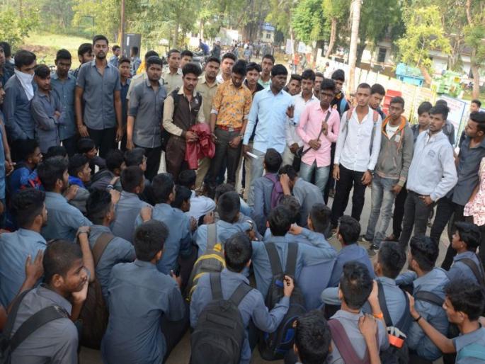 The ITI students base in Dhule | धुळे येथे आयटीआयच्या विद्यार्थ्यांचा ठिय्या The ITI students base in Dhule | धुळे येथे आयटीआयच्या विद्यार्थ्यांचा ठिय्या