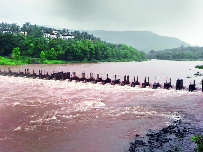 Riding from Jagbudi bridge, rains in the village | नदीचे पाणी ओसरू लागले, जगबुडी पुलावरुन धिम्या गतीने वाहतूक सुरू Riding from Jagbudi bridge, rains in the village | नदीचे पाणी ओसरू लागले, जगबुडी पुलावरुन धिम्या गतीने वाहतूक सुरू