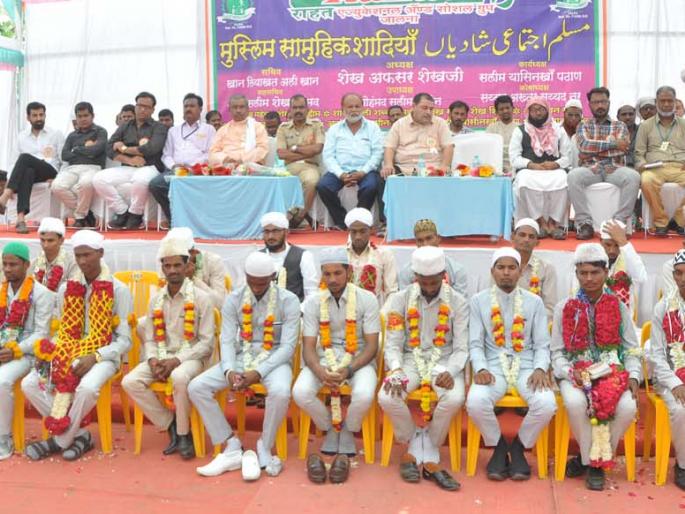 25 couples married in a group ceremony | सामूहिक सोहळ्यात २५ जोडपे विवाहबद्ध 25 couples married in a group ceremony | सामूहिक सोहळ्यात २५ जोडपे विवाहबद्ध