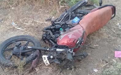 Two-wheeler crashed into the truck | दुचाकीस्वाराला ट्रकने चिरडले Two-wheeler crashed into the truck | दुचाकीस्वाराला ट्रकने चिरडले