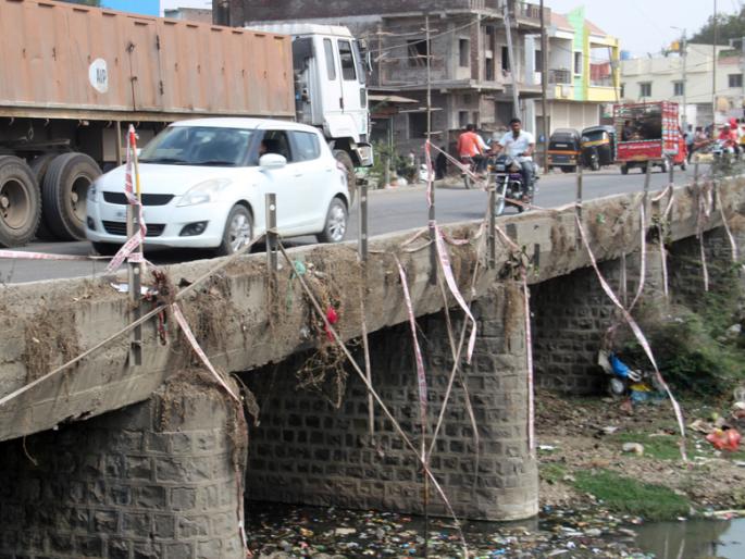 Bridge became dangerous | पूल बनला धोकादायक Bridge became dangerous | पूल बनला धोकादायक
