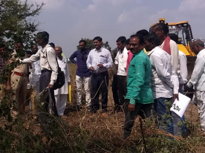 Encroachment removal campaign in the presence of officials | अधिकाऱ्यांच्या उपस्थितीत अतिक्रमण हटाव मोहीम Encroachment removal campaign in the presence of officials | अधिकाऱ्यांच्या उपस्थितीत अतिक्रमण हटाव मोहीम