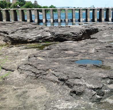 Negligence towards barriages | जलयुक्तवर जोर.. बंधाऱ्यांना घोर... Negligence towards barriages | जलयुक्तवर जोर.. बंधाऱ्यांना घोर...