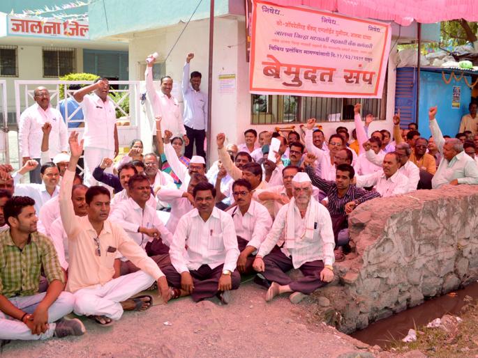 Strike of employees of District Bank | जि.म.बँकेच्या कर्मचाऱ्यांचा संप Strike of employees of District Bank | जि.म.बँकेच्या कर्मचाऱ्यांचा संप