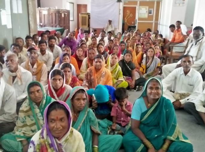 Workers agitation to get jobs from MNREGA | मनरेगातून कामे मिळण्यासाठी मजुरांचे ठिय्या आंदोलन Workers agitation to get jobs from MNREGA | मनरेगातून कामे मिळण्यासाठी मजुरांचे ठिय्या आंदोलन