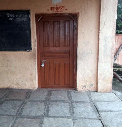 Leaving the school as forgotten by the raincoat ... | रेनकोट विसरला म्हणून शाळा दिली सोडून... Leaving the school as forgotten by the raincoat ... | रेनकोट विसरला म्हणून शाळा दिली सोडून...