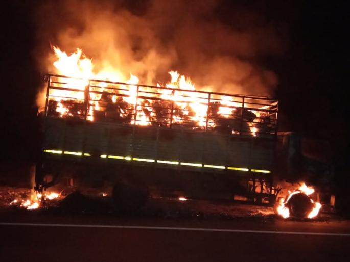 Burn the tempo carrying the medicine | औषधी घेऊन जाणारा टेम्पो जळून खाक Burn the tempo carrying the medicine | औषधी घेऊन जाणारा टेम्पो जळून खाक