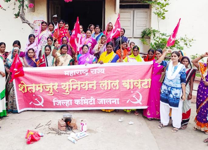 Agitations in front of municipality | नगर परिषदेसमोर पेटविली चूल Agitations in front of municipality | नगर परिषदेसमोर पेटविली चूल