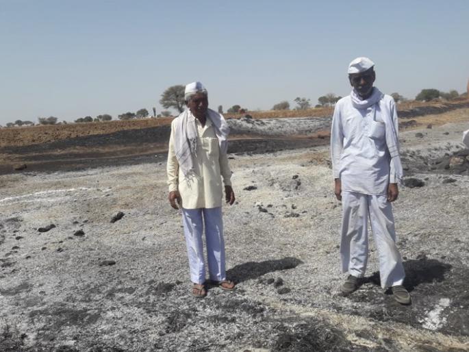 Fifteen hundred caves were burnt | दाभाडीत पंधराशे पेंढ्या कडबा जळाला Fifteen hundred caves were burnt | दाभाडीत पंधराशे पेंढ्या कडबा जळाला