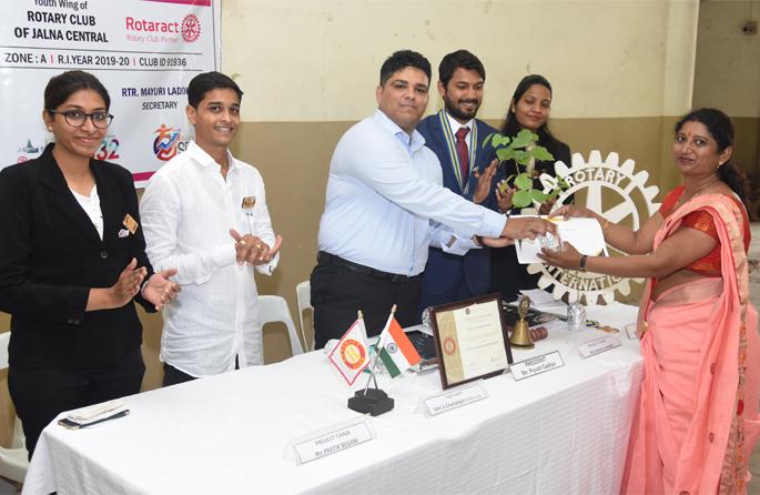 Awarded Teacher Award on behalf of Rotaract Club | रोटरॅक्ट क्लबच्या वतीने शिक्षकांचा पुरस्काराने गौरव