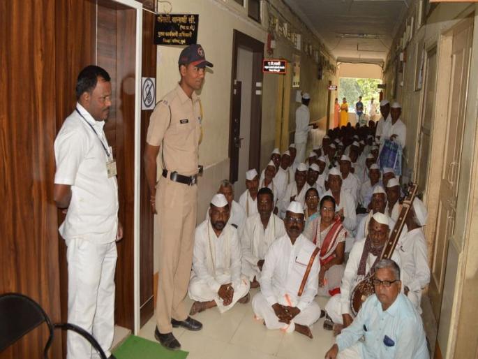 The artist of the Dhule district stands in front of the guest room | धुळे जिल्ह्यातील कलावंताचे सीईंओंच्या दालनासमोर ठिय्या